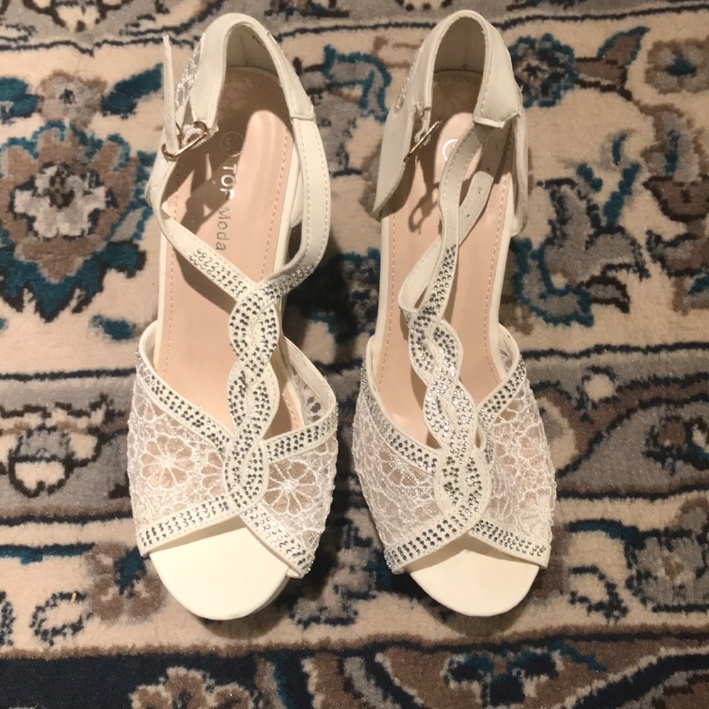 White platform wedding shoes! 👰🏼